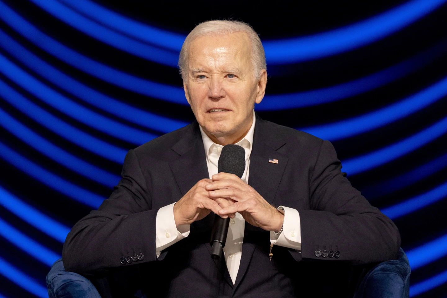 El simple acto del presidente Joe Biden de sentarse mientras conmemoraba el 80 aniversario del Día D en Normandía.