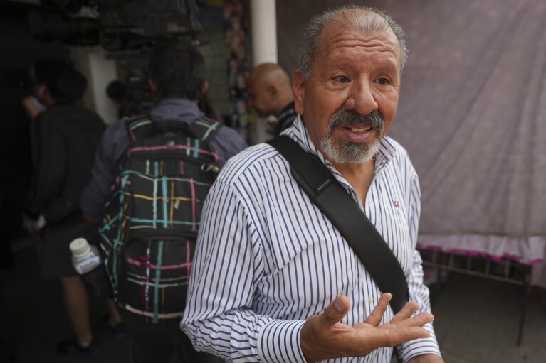 CORRECTS NAME - Mario Hernández Alonso, owner of Tacos El Califa de León, speaks with reporters in Mexico City, Wednesday, May 15, 2024. Tacos El Califa de León is the first ever taco stand to receive a Michelin star from the French dining guide. (AP Photo/Fernando Llano)