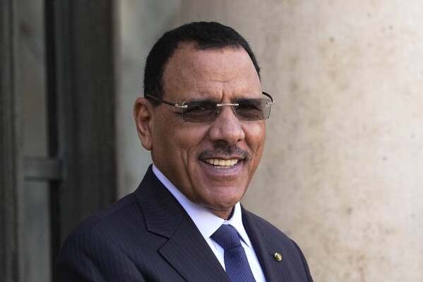 FILE - Niger's President Mohamed Bazoum smiles before a working lunch with French President Emmanuel Macron, Feb. 16, 2023 at the Elysee Palace in Paris. A court of the West African regional bloc ordered the release and reinstatement of Niger's democratically elected president Friday Dec. 15, 2023 nearly five months after he was overthrown by mutinous soldiers. (AP Photo/Michel Euler, File)