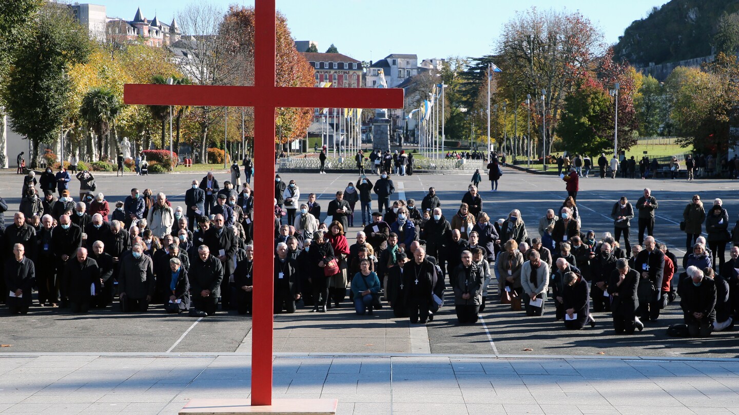 Близо 500 жертви на сексуално насилие в църквата във Франция са получили финансова компенсация