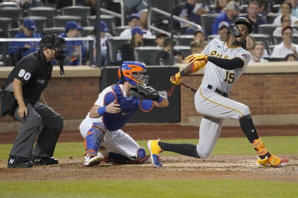 Pirates' Ke'Bryan Hayes seen eating sunflower seeds as Mets player