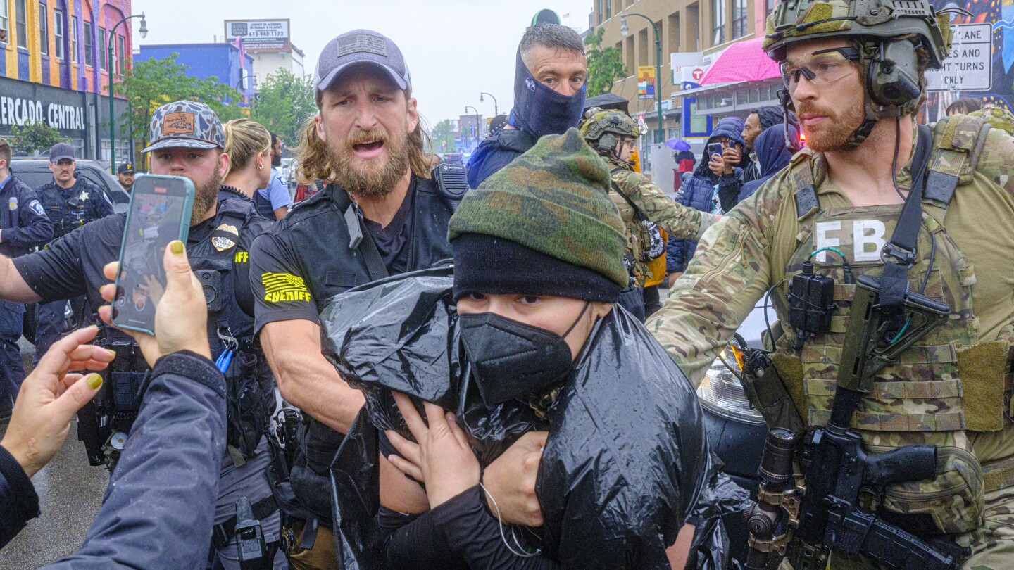 Федералните офицери в тактически съоръжения влязоха в латиноамериканска общност в Минеаполис. A protest followed