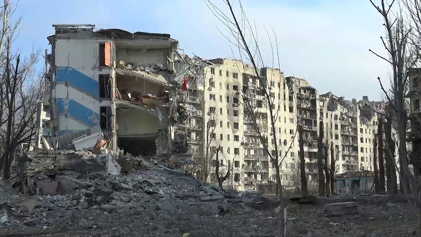 КИЕВ, Украйна (AP) — Украинските войски са се изтеглили от
