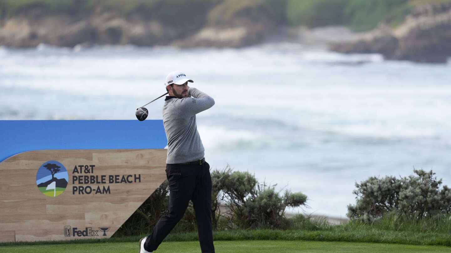 Патрик Кантлей сваля шапка от PGA Tour board, стреля 64. Той изостава от Томас Детри с 1 в Пебъл Бийч