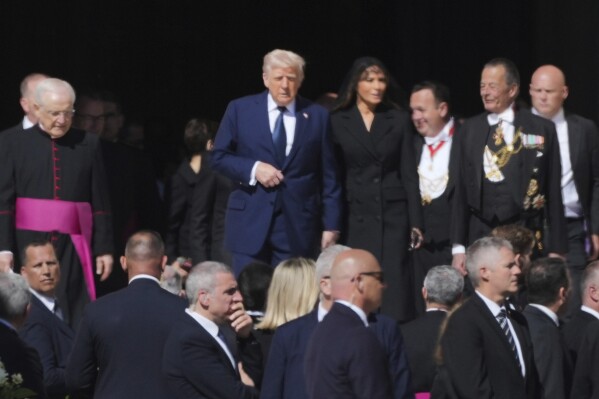 El presidente Donald Trump y la primera dama Melania Trump, al centro, llegan a la Plaza de San Pedro para el funeral del papa Francisco, el sábado 26 de abril de 2025. (AP Foto/Andrew Medichini)