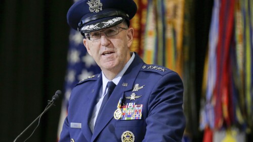ARCHIVO - El general de la Fuerza Aérea John Hyten habla durante una ceremonia de cambio de comando en Nebraska, el 18 de noviembre de 2019. (AP Foto/Nati Harnik, archivo)