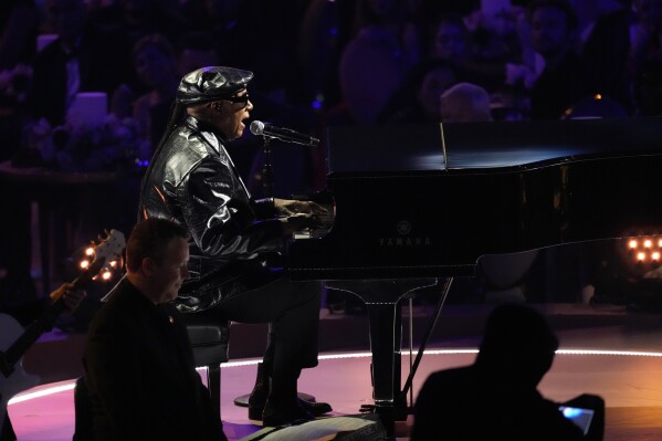 2024 年 2 月 4 日星期日在洛杉矶举行的第 66 届格莱美颁奖典礼上，史蒂夫·旺德 (Stevie Wonder) 向托尼·贝内特 (Tony Bennett) 致敬。  （美联社照片/克里斯·皮泽罗）