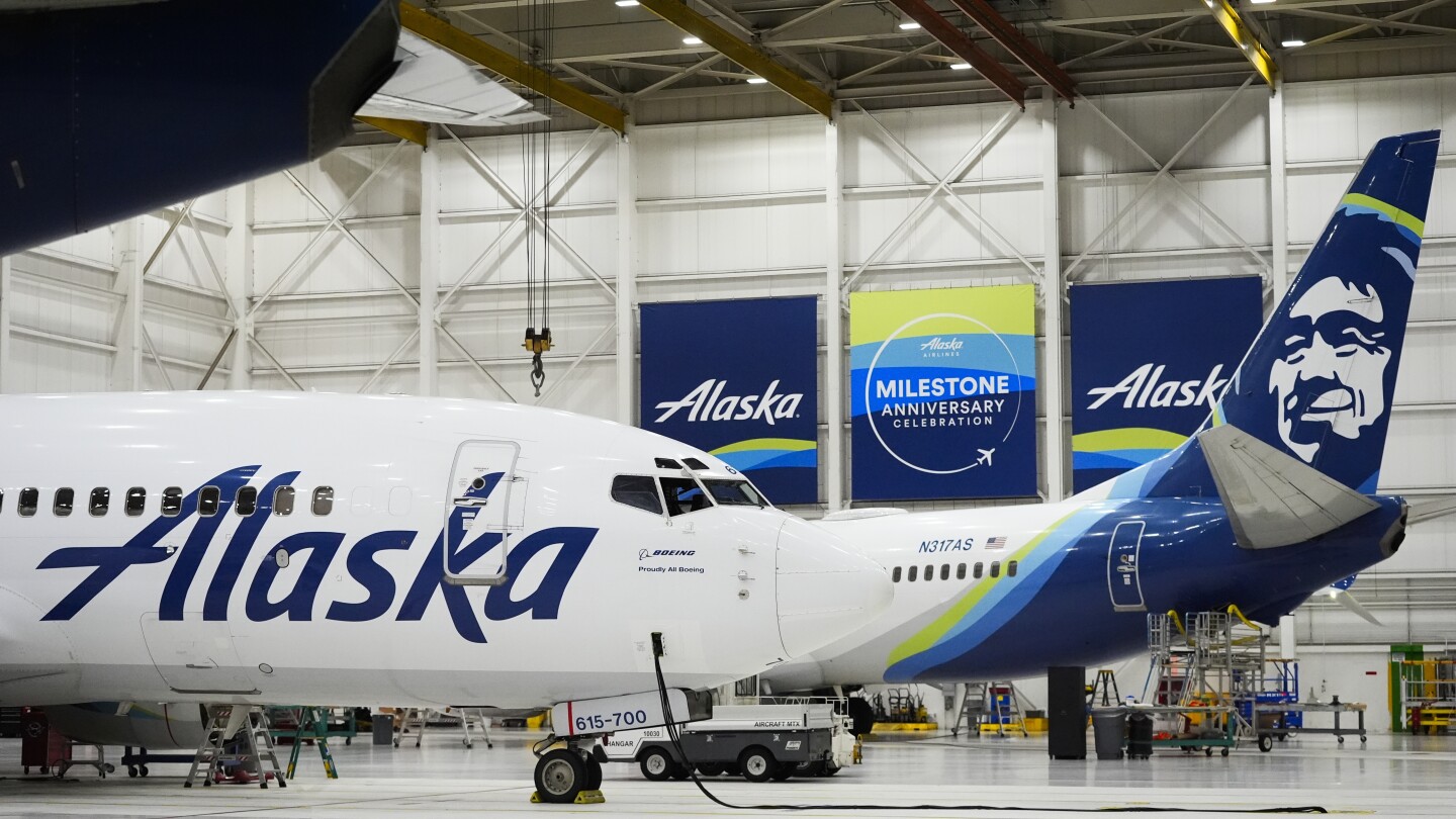 Boeing казва, че не може да намери работни записи, свързани с панела на вратата, който избухна по време на полет на Alaska Airlines