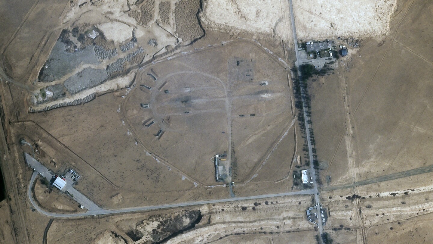 ЙЕРУСАЛИМ AP — Сателитни снимки направени в понеделник показват че