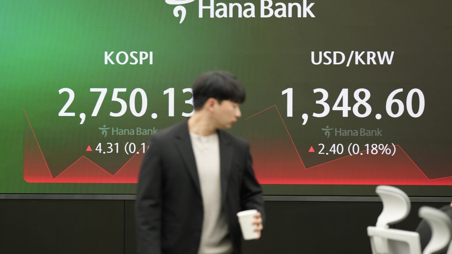 БАНКОК AP — Азиатските акции бяха предимно по високи в петък