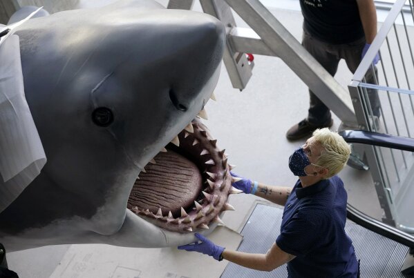 What did 'Jaws' crew name the mechanical shark?