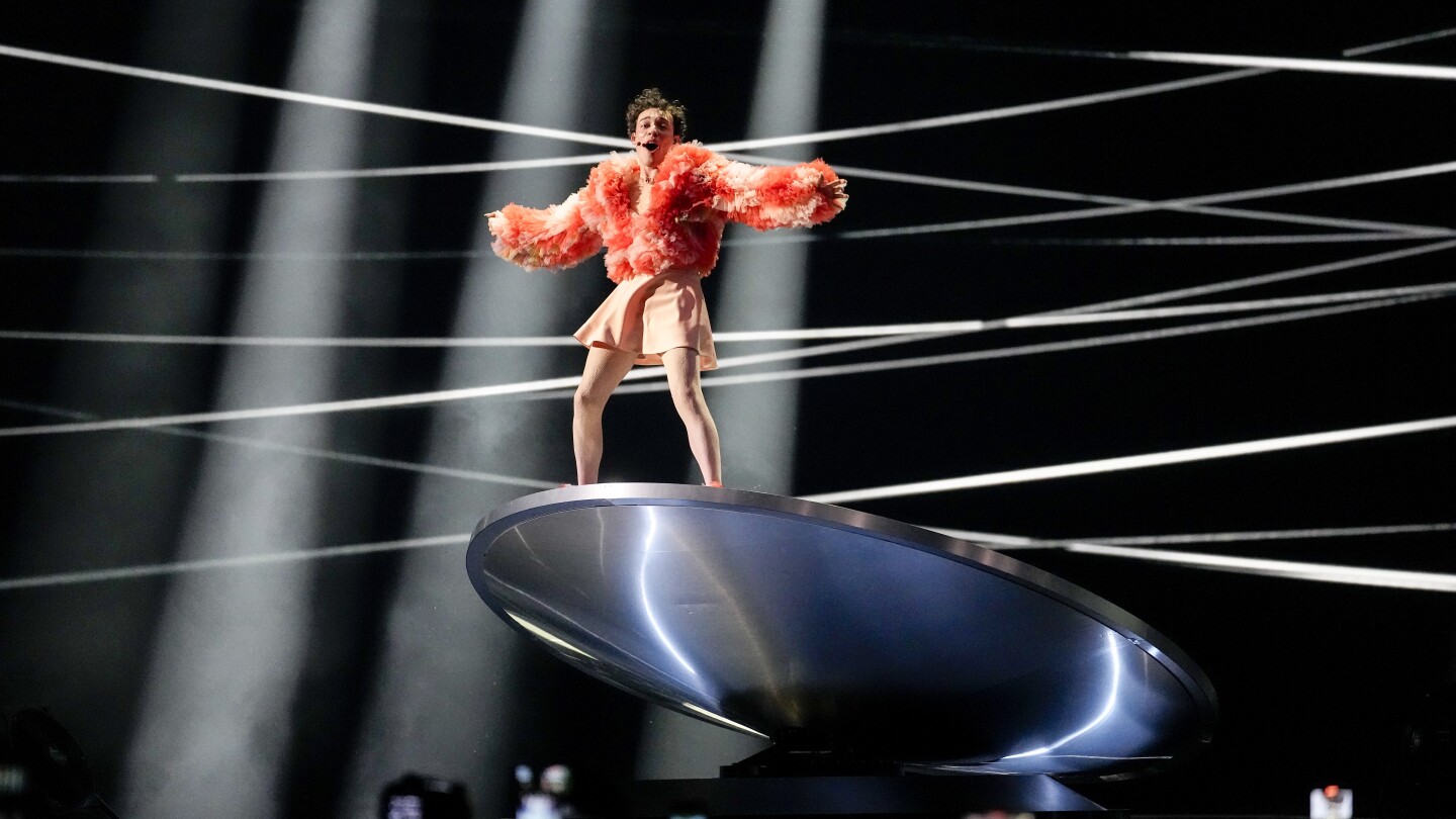 Немо, сред фаворитите на Евровизия, намира приемане на сцената и извън нея