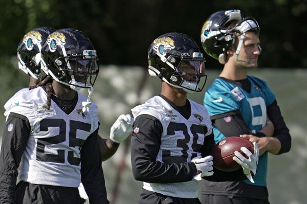 Jacksonville Jaguars' Jamal Agnew, center, attends an NFL practice session in Watford, Hertfordshire, England, north-west of London, Friday, Sept. 29, 2022 ahead of the NFL game against Atlanta Falcons at the Wembley Stadium on Oct. 1, 2023. (AP Photo/Kin Cheung)