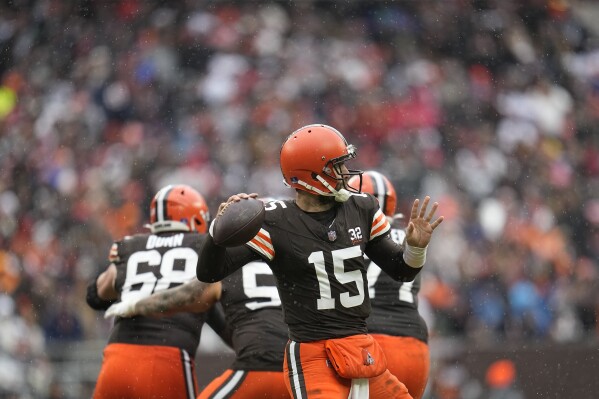 Cleveland Browns quarterback Joe Flacco (15) looks to pass in the second half of an NFL football game against the Chicago Bears in Cleveland, Sunday, Dec. 17, 2023. (AP Photo/Sue Ogrocki)