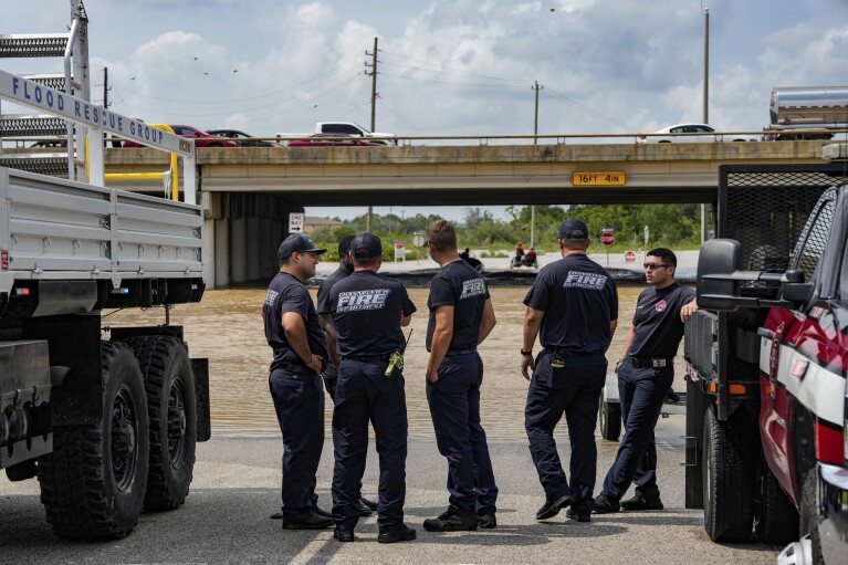 Le service d'incendie et les shérifs de Channelview se préparent à évacuer la zone en raison de graves inondations, le samedi 4 mai 2024, à Channelview, Texas.  (AP via Raquel Natalicchio/Houston Chronicle)