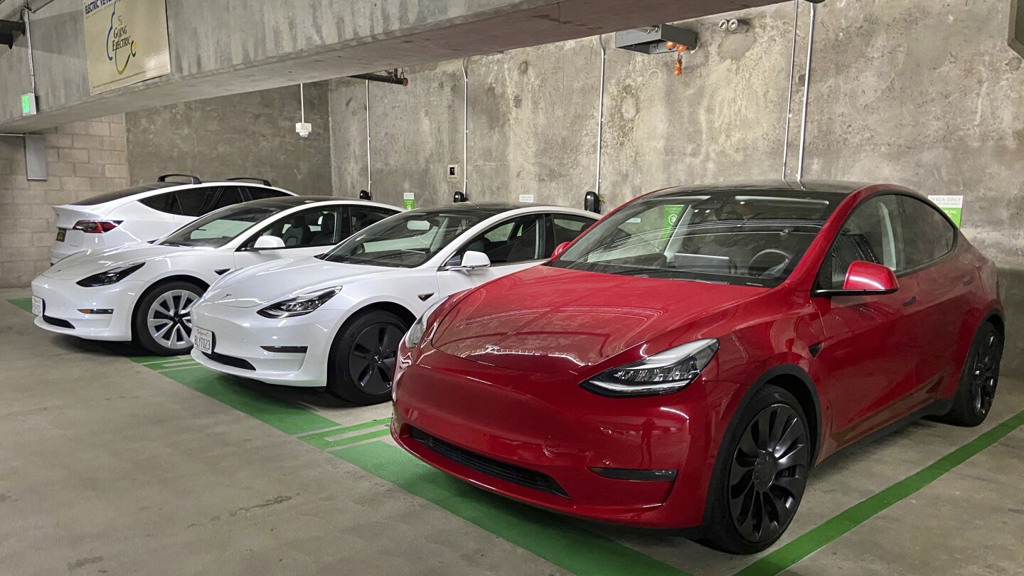 Едмъндс: Петте неща, които трябва да знаете, преди да купите първата си употребявана Tesla