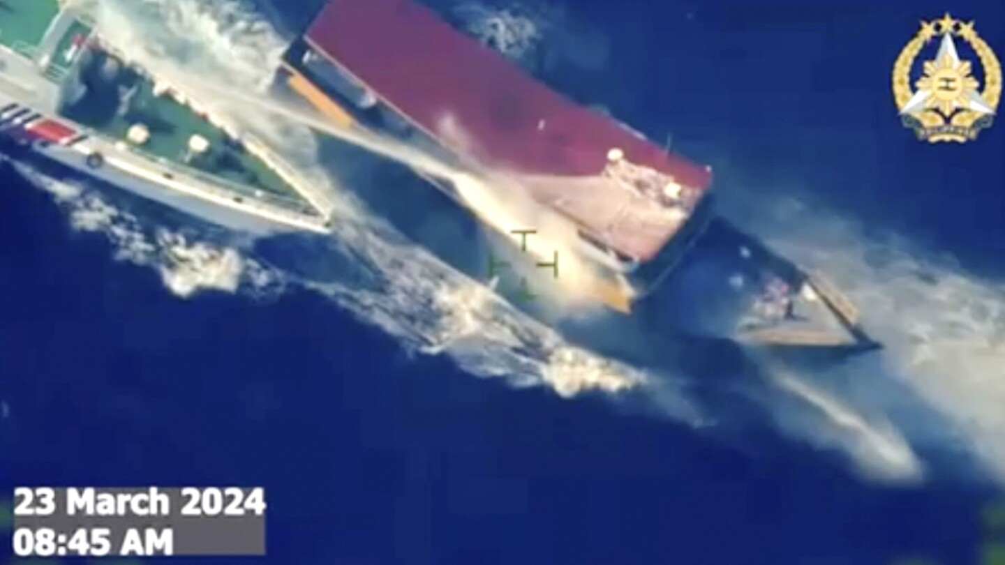 Китайската брегова охрана взриви филипинска лодка с водно оръдие в оспорвано море за 2-ри път този месец