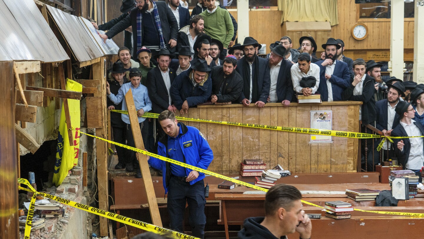 Тринадесет мъже се пледираха за невинни за участие в сбиването в тунела на синагогата в Бруклин