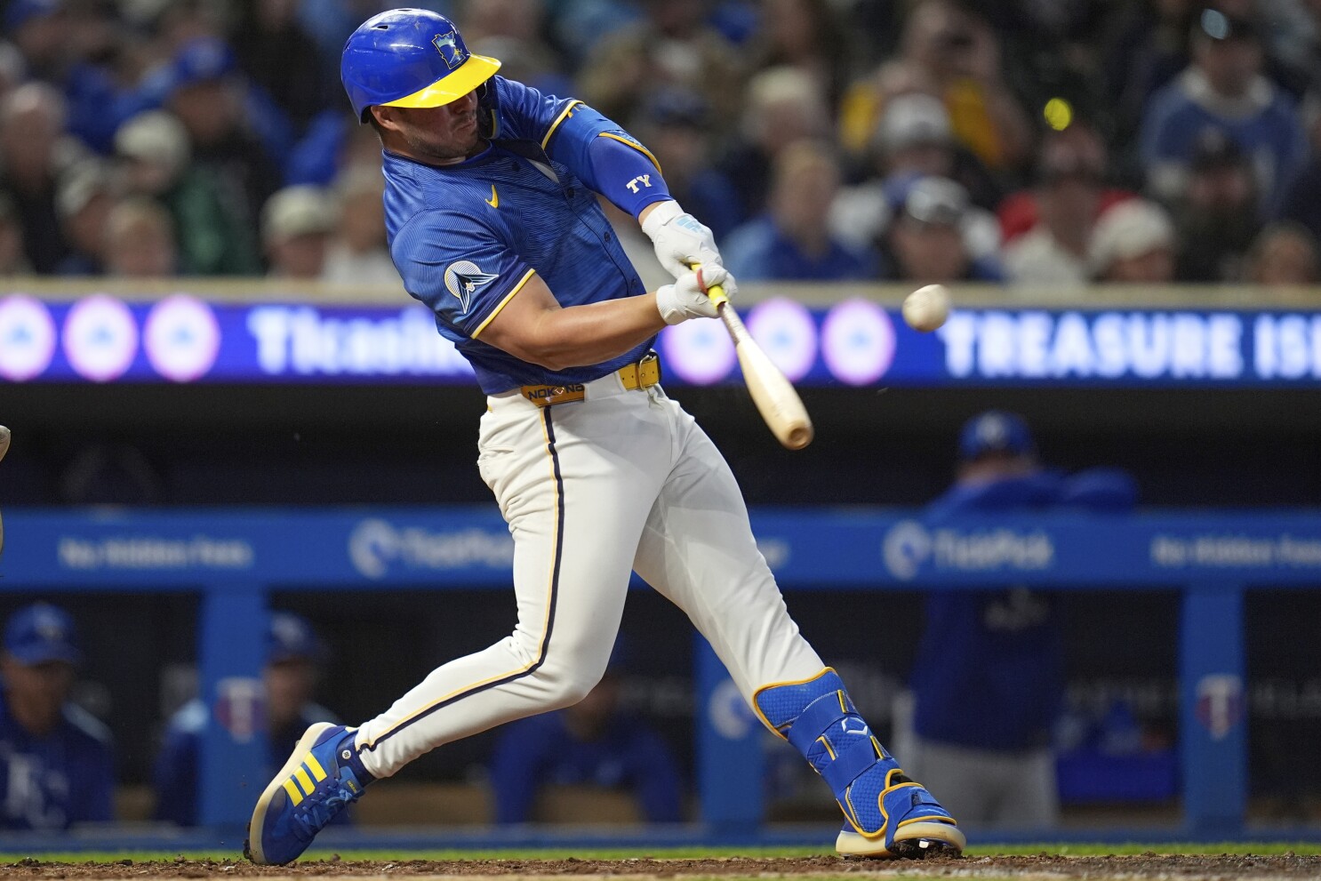 France's 2-run homer in 9th lifts Twins over Royals 3-1 for 15th win in 17 games