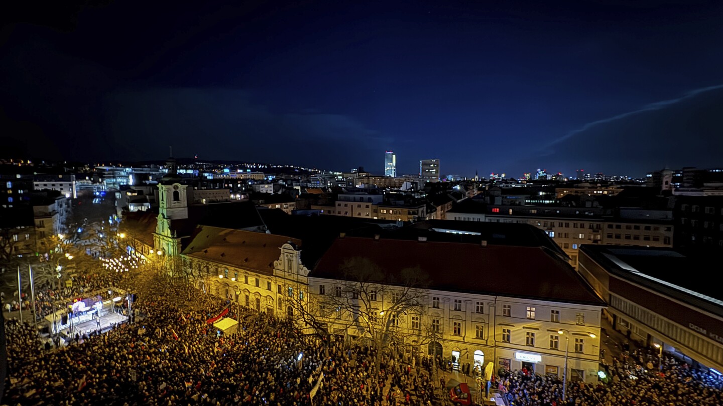 Photo of Tisíce ľudí protestujú na Slovensku proti plánom na revíziu trestného zákona a zatvorenie špeciálnej prokuratúry