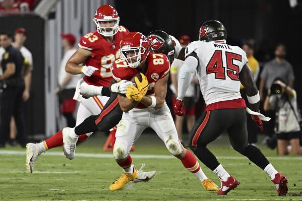 Mahomes throws for 3 TDs, Chiefs overwhelm Buccaneers 41-31