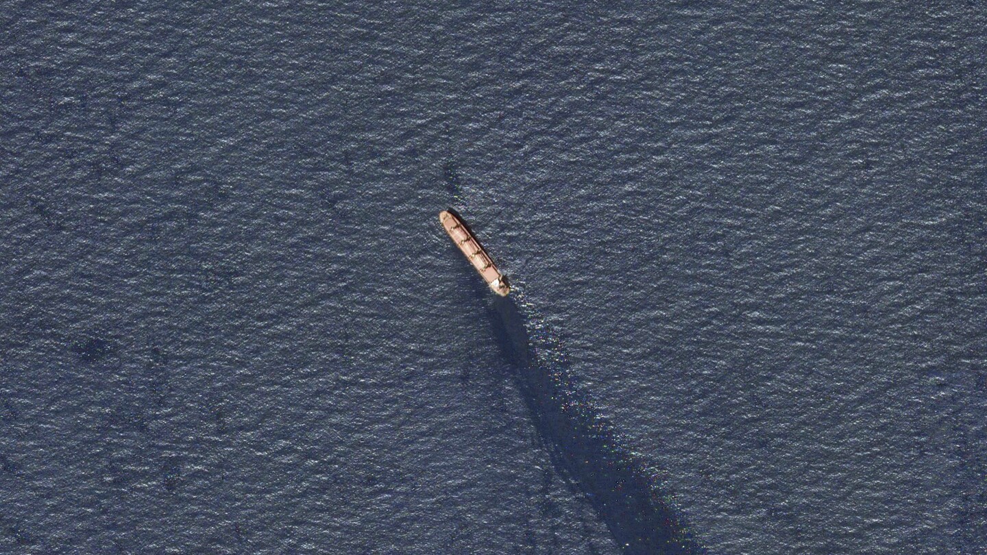 Разлив на нефт, изтичане на тор от потъването на товарен кораб подчертават рисковете за Червено море от атаките на хутите