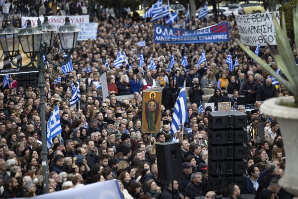 Διαδηλωτές συγκεντρώνονται κατά τη διάρκεια συγκέντρωσης κατά του γάμου ομοφυλόφιλων, στην κεντρική πλατεία Συντάγματος, Αθήνα, Ελλάδα, Κυριακή 11 Φεβρουαρίου 2024. Περισσότεροι από 1.500 διαδηλωτές συγκεντρώθηκαν στο κέντρο της Αθήνας για να αντιταχθούν στη νομοθεσία που θα νομιμοποιούσε τους γάμους ομοφυλόφιλων στην Ελλάδα.  .  Το νομοσχέδιο αναμένεται να ψηφιστεί στη Βουλή εντός ολίγων ημερών.  (AP Photo/Γιώργος Καραχάλης)