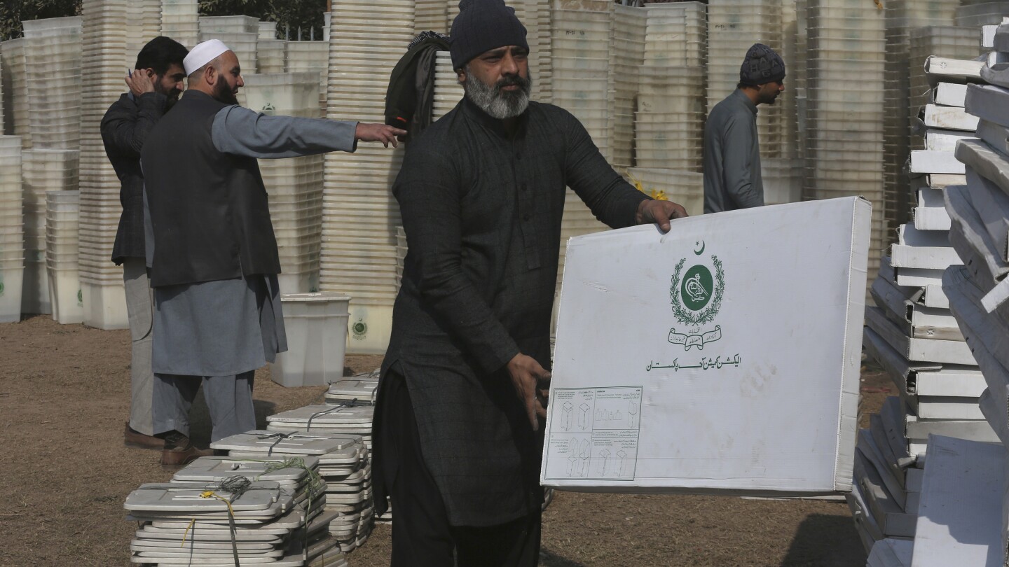 ИСЛАМАБАД AP — Пакистан провежда парламентарни избори тази седмица но