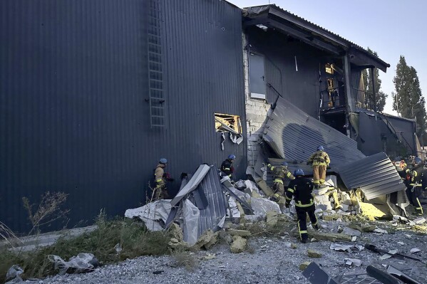 En esta foto proporcionada por la oficina de prensa de la administración de Zaporizhzhia, los rescatistas trabajan en la escena de un edificio dañado después de los ataques con misiles rusos en Zaporizhzhia, Ucrania, el miércoles 9 de agosto de 2023. (Oficina de prensa de la administración de Zaporizhzhia vía AP)