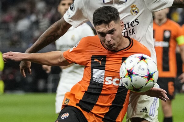 TẬP TIN - Heorhiy Sudak của Shakhtar chơi bóng trong trận đấu bóng đá bảng F Champions League giữa Real Madrid và Shakhtar Donetsk tại sân vận động Santiago Bernabeu ở Madrid, Thứ Tư, ngày 5 tháng 10 năm 2022. Ngôi sao bóng đá người Ukraine Heorhiy Sudkov đang trên đường đạt được ước mơ của mình trở thành một trong những cầu thủ xuất sắc nhất châu Âu.  Giấc mơ trở về quê hương của anh dường như càng xa vời hơn.  (Ảnh AP/Bernat Armangue, Tập tin)