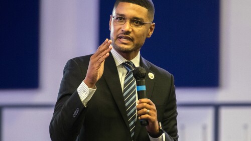 ФАЙЛ — Мэр Стоктона Кевин Линкольн выступает на заседании Совета общественной безопасности в церкви «Вера в долине» в Стоктоне, штат Калифорния, 5 октября 2022 г. Еще одна потенциально жесткая борьба намечается в Палате представителей США в фермерском поясе Центральной долины Калифорнии, поскольку мэр-республиканец Линкольн объявил во вторник, 18 июля 2023 г., что он попытается сместить самого жесткого представителя демократов США в 2024 г.