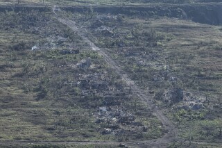 Hình ảnh đó được chụp từ máy bay không người lái vào thứ Tư, ngày 6 tháng 9 năm 2023. Những ngôi nhà được nhìn thấy bị phá hủy trong cuộc giao tranh giữa các lực lượng vũ trang Nga và Ukraine được nhìn thấy ở Andriivka, vùng Donetsk, Ukraine. (Ảnh AP/Evgeniy Maloletka)
