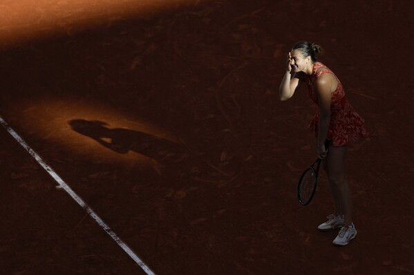Aryna Sabalenka dari Belarusia bereaksi setelah gagal melakukan pukulan melawan petenis Rusia Mirra Andreeva pada pertandingan perempat final turnamen tenis Prancis Terbuka di stadion Roland Garros di Paris, Rabu, 5 Juni 2024. (AP Photo/Aurelien Morissard)