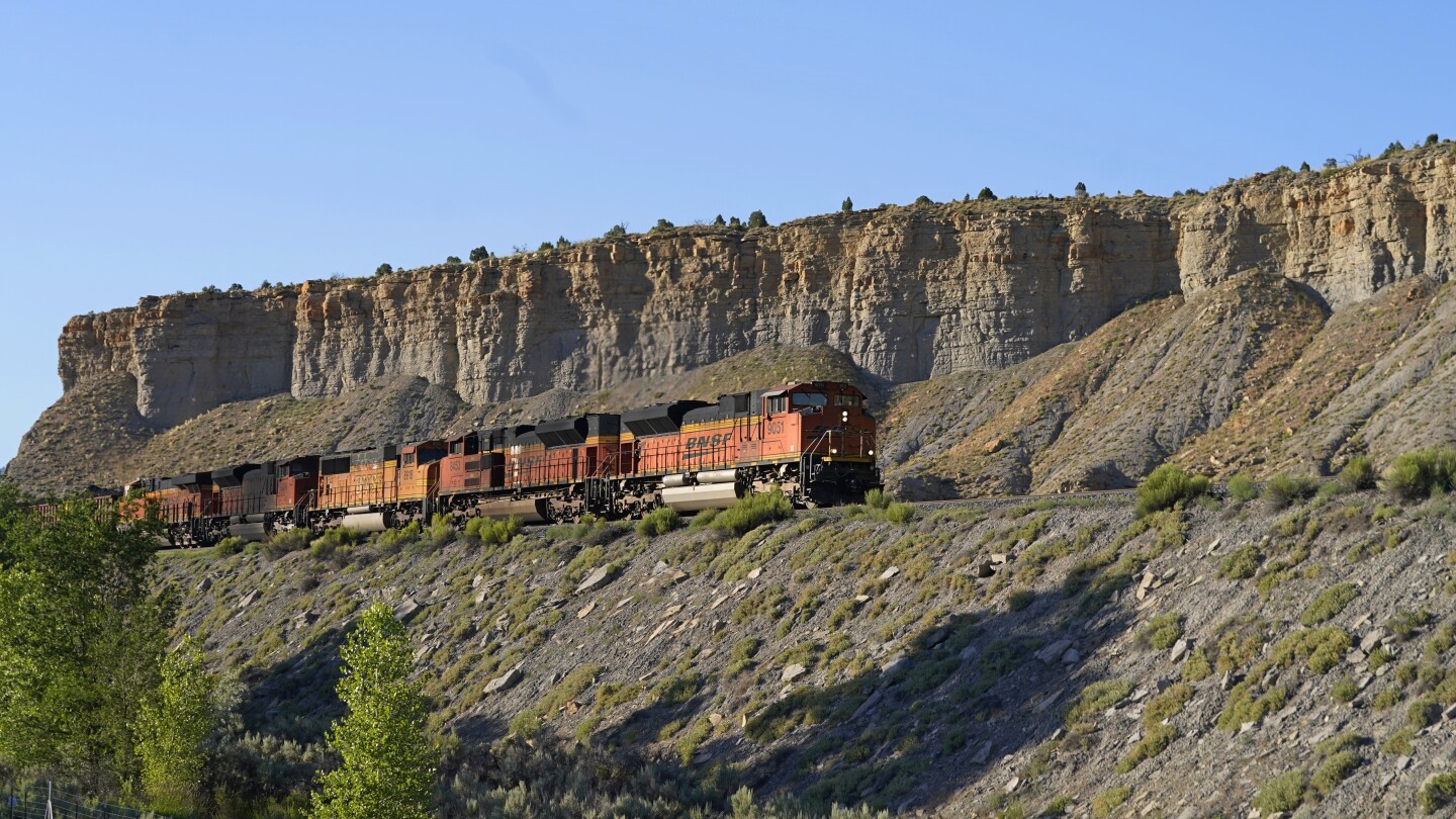 Utah’s multibillion dollar oil train proposal chugs along amid environment and derailment concerns