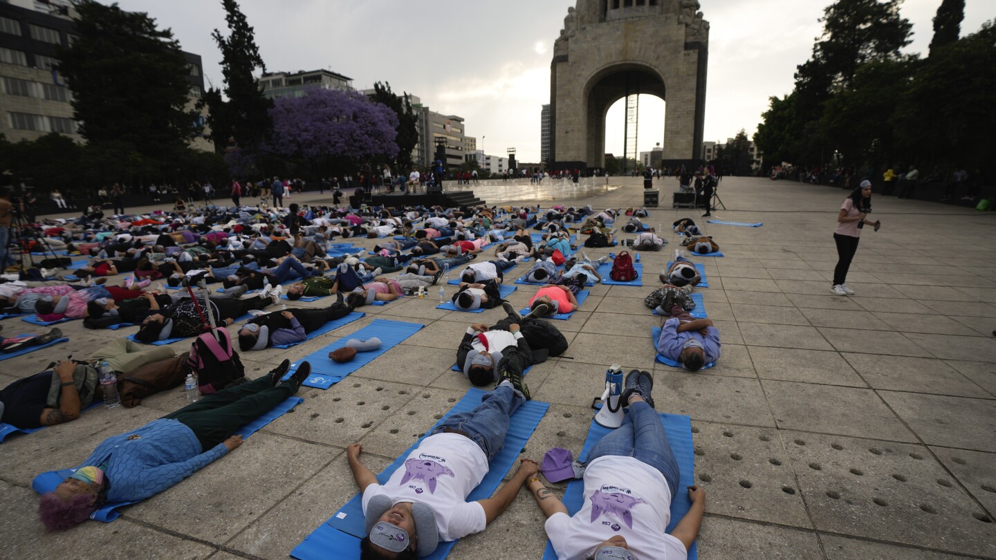 Стотици хора в Мексико Сити се разтягаха за „масова дрямка“, за да отбележат Световния ден на съня