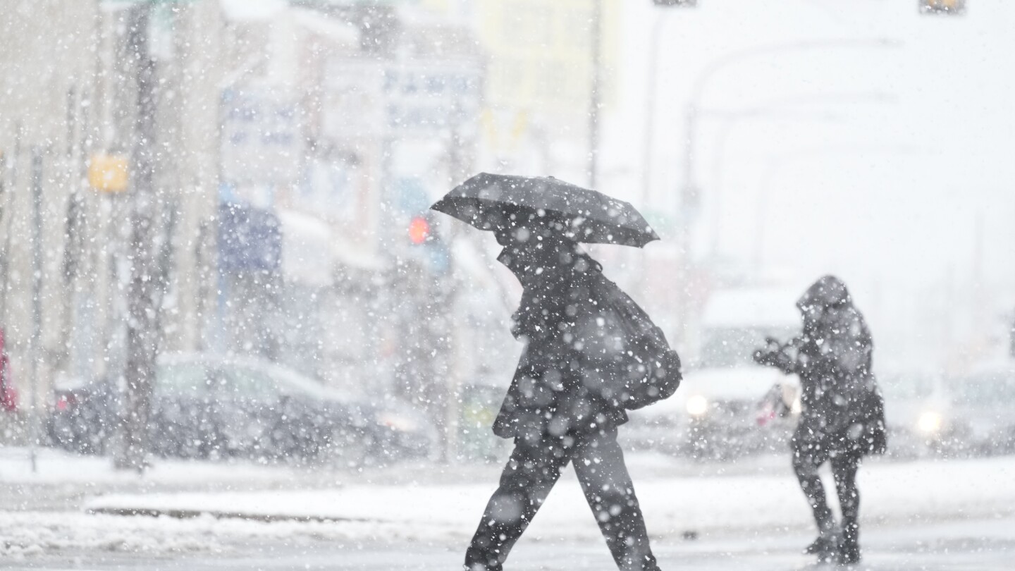 Une tempête hivernale frappe le nord-est, provoquant des difficultés de conduite, la fermeture d’écoles et des vols annulés