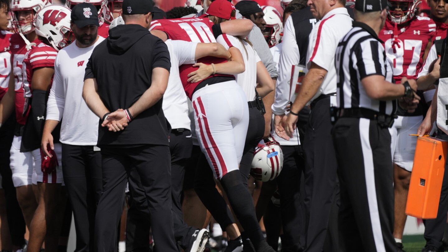 Wisconsin QB Tyler Van Dyke injured on first drive against Alabama