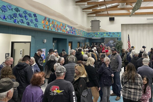 Folk väntar på att valmöten ska börja på Spanish Springs Elementary School torsdagen den 8 februari 2024 i Sparks, Nevada.  (AP Photo/Gabe Stern)
