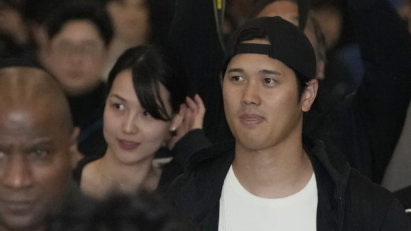 Shohei Ohtani e la moglie Mamiko Tanaka arrivano in Corea del Sud per la gara di apertura della MLB dei Dodgers-Padres