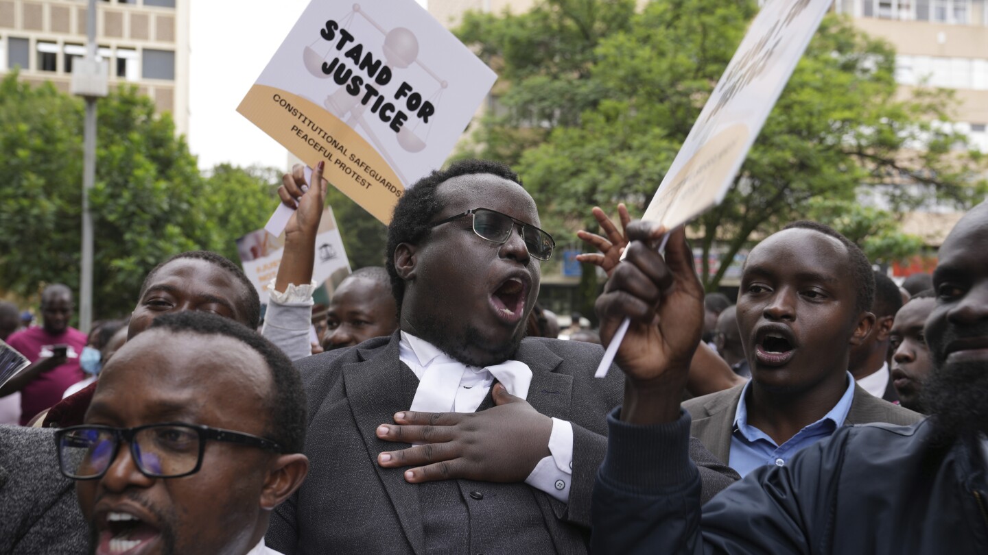 НАЙРОБИ Кения AP — Кенийски адвокати протестираха в петък мирно