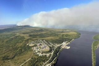 Esta imagen aérea cortesía de la Oficina de Manejo de Tierras del Servicio de Bomberos de Alaska muestra incendios cerca de la comunidad St. Mary, en Alaska, el 10 de junio de 2022.
 (Ryan McPherson/Bureau of Land Management Alaska Fire Service via AP, Archivo)