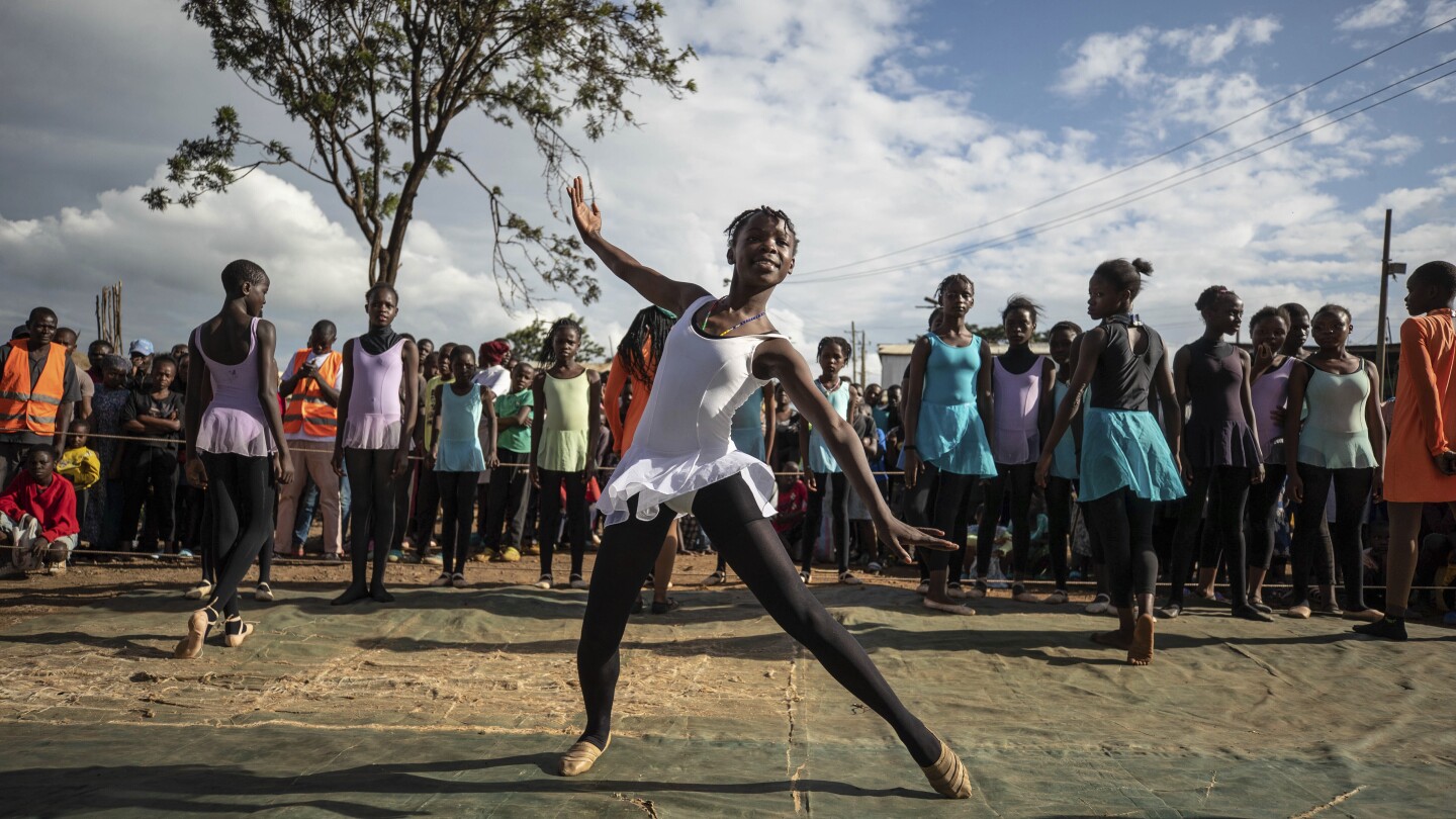 СНИМКИ AP: Млади кенийски балетисти изнасят ранно коледно представление за своята общност