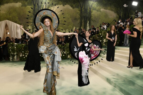 Harris Reid, à esquerda, e Demi Moore participam de uma gala beneficente para o Costume Institute do Metropolitan Museum of Art para comemorar a inauguração do "Bela Adormecida: O Despertar da Moda" Exposição na segunda-feira, 6 de maio de 2024, em Nova York.  (Foto de Evan Agostini/Invision/AP)