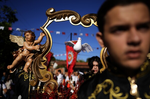 Los participantes participan en una procesión del Espíritu Santo durante el Festival de las Cavalhadas en Pirenópolis, estado de Goiás, Brasil, el domingo 8 de junio de 2025. (Foto AP/Eraldo Peres)
