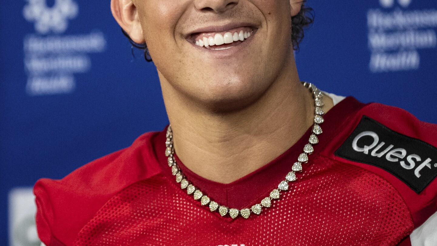 Giants first-round quarterback Jaxson Dart wearing sister's sparkling necklace for luck