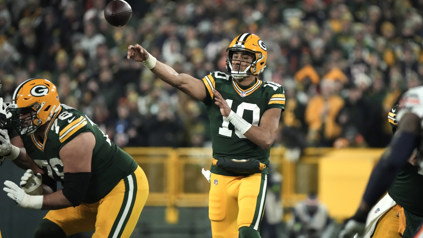 Love comes through as Packers beat Bears 17-9 to clinch a playoff berth |  AP News