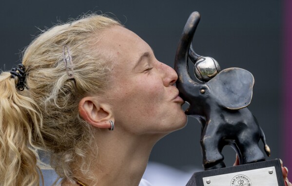 Czech Republic's Katerina Siniakova kisses the trophy after winning the WTA tennis final against Italy's Lucia Bronzetti in Bad Homburg, Germany, Saturday, July 1, 2023. (AP Photo/Michael Probst)