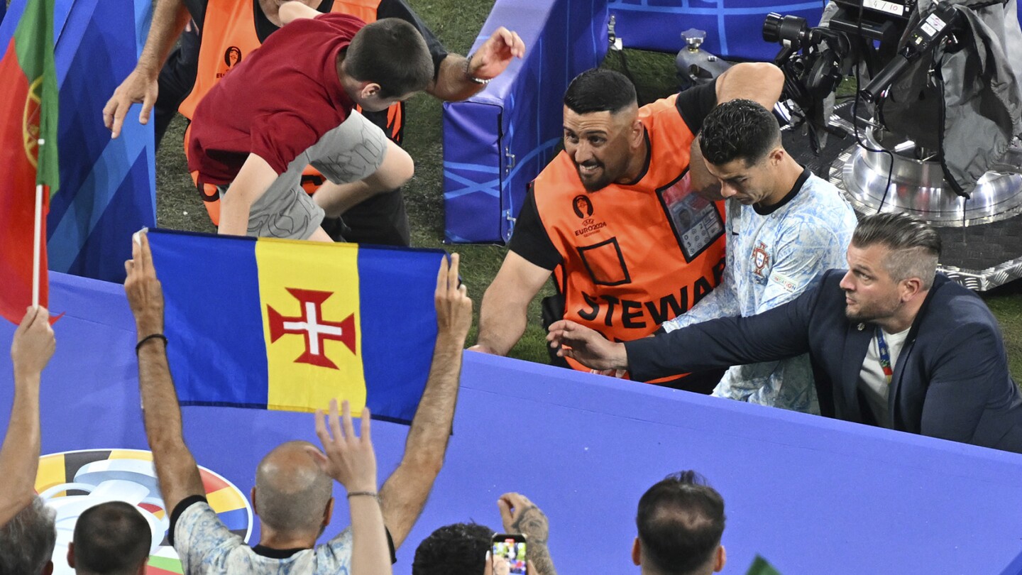 Cristiano Ronaldo a évité de justesse d’être percuté par un supporter qui a sauté de la foule pour l’atteindre lors de l’Euro