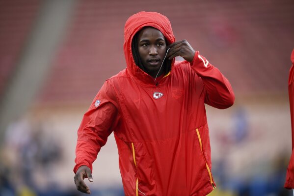 
              FILE - In this Nov. 19, 2018, file photo, Kansas City Chiefs running back Kareem Hunt warms up before an NFL football game against the Los Angeles Rams, in Los Angeles. The Cleveland Browns have signed Kareem Hunt, the running back cut by Kansas City in November after a video showed him pushing and kicking a woman the previous February.  Cleveland general manager John Dorsey, who drafted Hunt while working for Kansas City, on Monday, Feb. 11, 2019,  said the Browns "fully understand and respect the complexity of questions and issues in signing a player with Kareem's history and do not condone his actions." (AP Photo/Kelvin Kuo, File)
            