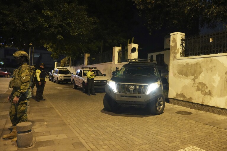 Un vehículo rueda boca abajo dentro de la Embajada de México en Quito, Ecuador, el viernes 5 de abril de 2024.  (Foto AP/Dolores Ochoa)